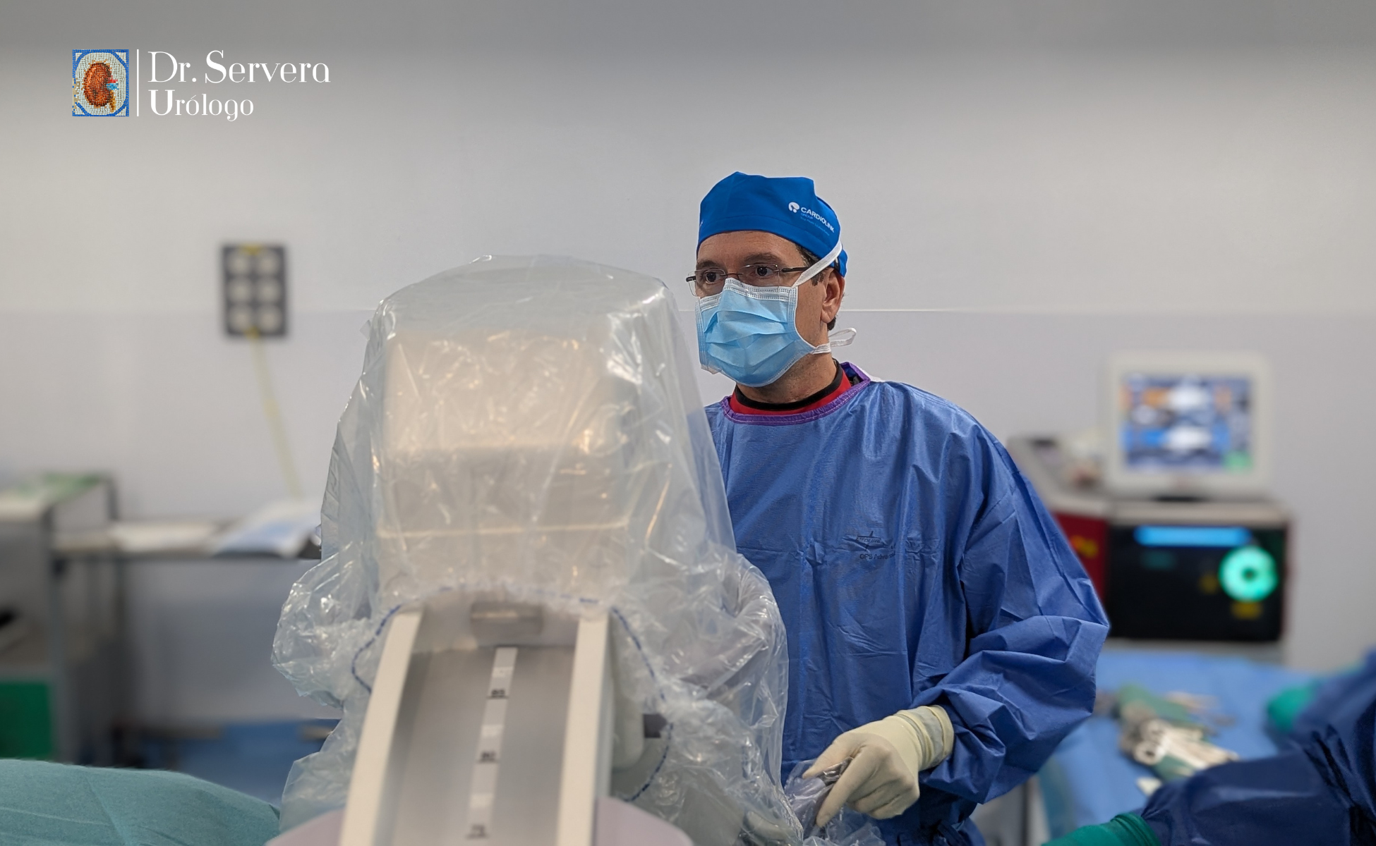 El Dr, Servera realizando una iq de litiasis 2