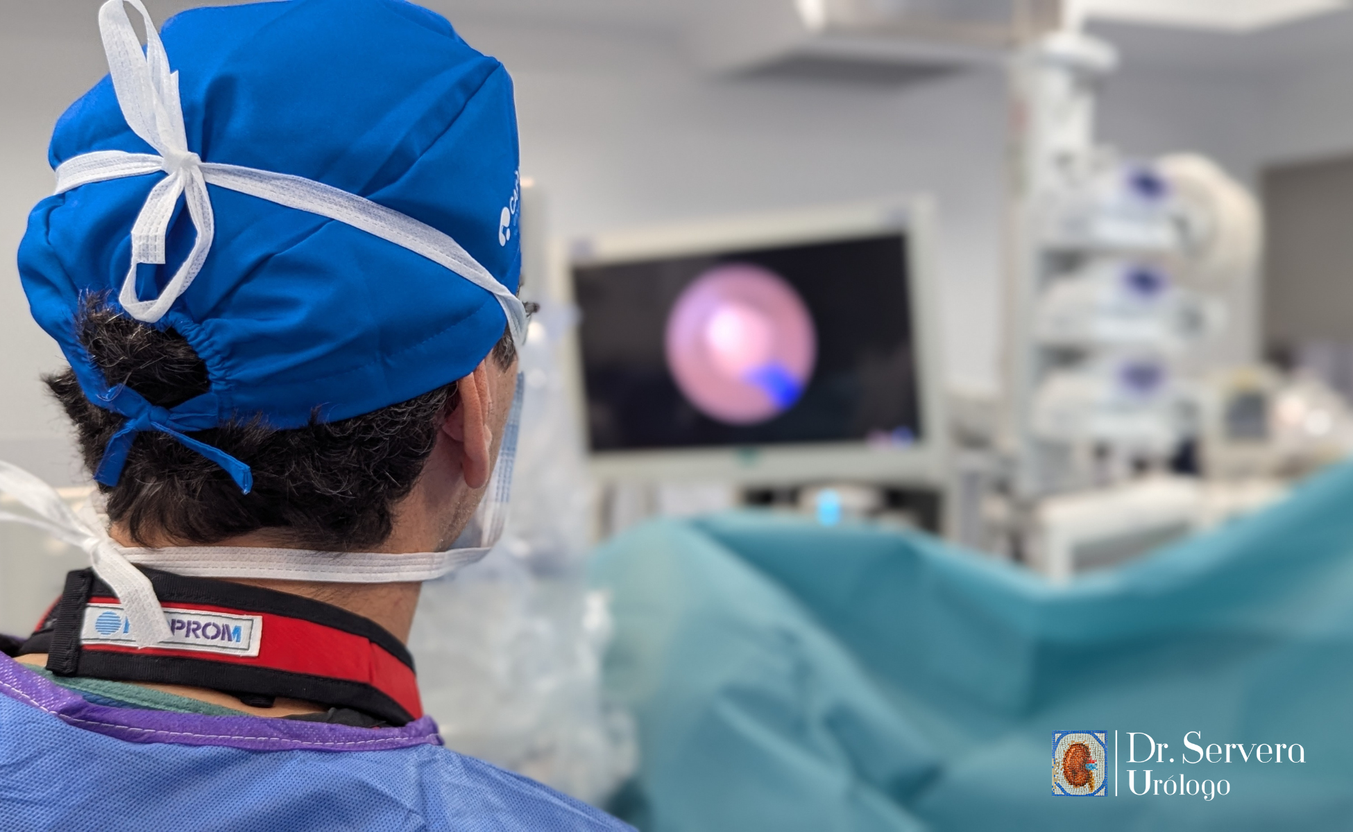 El Dr, Servera realizando una iq de litiasis 3
