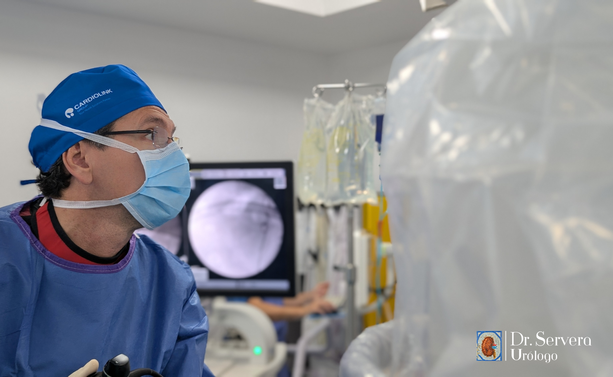 El Dr, Servera realizando una iq de litiasis